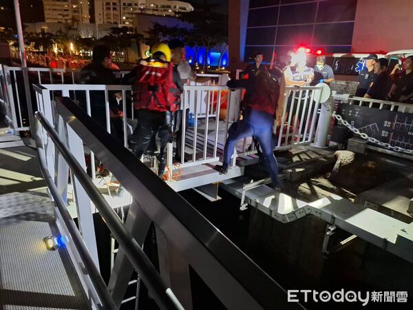 ▲▼昨（25）日深夜，高雄港區一名男子在13號遊艇碼頭海域，因酒後撿拾手機不慎墜海。所幸經港警消人員及時獲報馳援，成功順利將雲男救起。（圖／記者吳世龍翻攝）