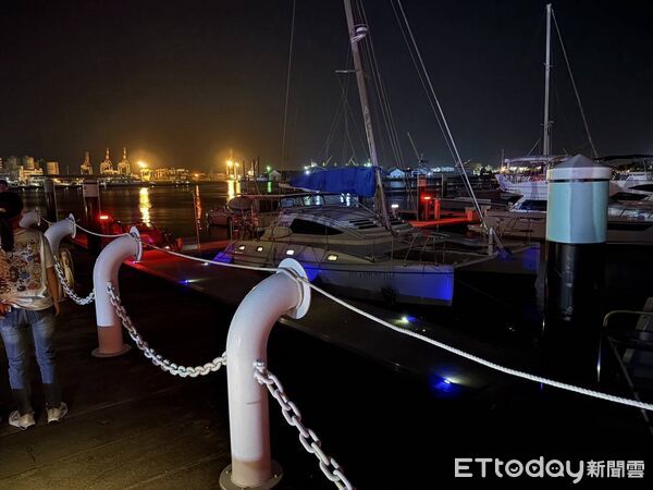 ▲▼昨（25）日深夜，高雄港區一名男子在13號遊艇碼頭海域，因酒後撿拾手機不慎墜海。所幸經港警消人員及時獲報馳援，成功順利將雲男救起。（圖／記者吳世龍翻攝）