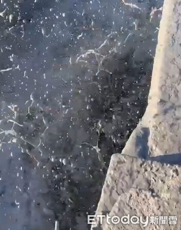 ▲▼屏東萬丹鄉泥火山今日清晨再度噴發             。（圖／縣議員許展維提供）