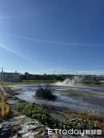 ▲▼屏東萬丹鄉泥火山今日清晨再度噴發             。（圖／縣議員許展維提供）