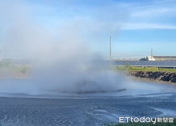 ▲▼屏東萬丹鄉泥火山今日清晨再度噴發             。（圖／縣議員許展維提供）