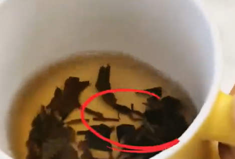 ▲茶中出現疑似青蛙屍體。（圖／翻攝自微博）