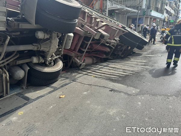 ▲新北市三重區龍門路發生路面下陷事件。（圖／記者陳以昇翻攝，下同）