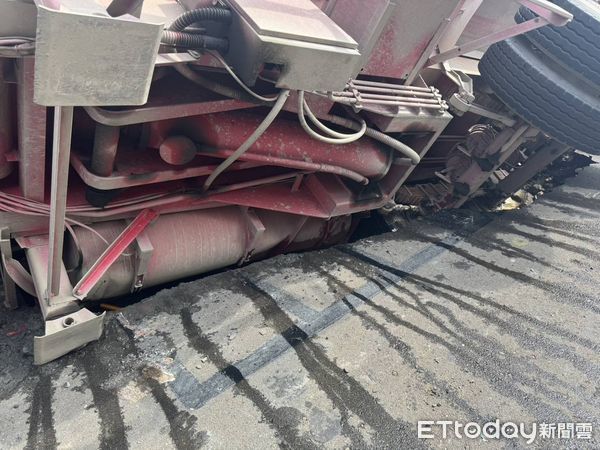 ▲新北市三重區龍門路發生路面下陷事件。（圖／記者陳以昇翻攝，下同）