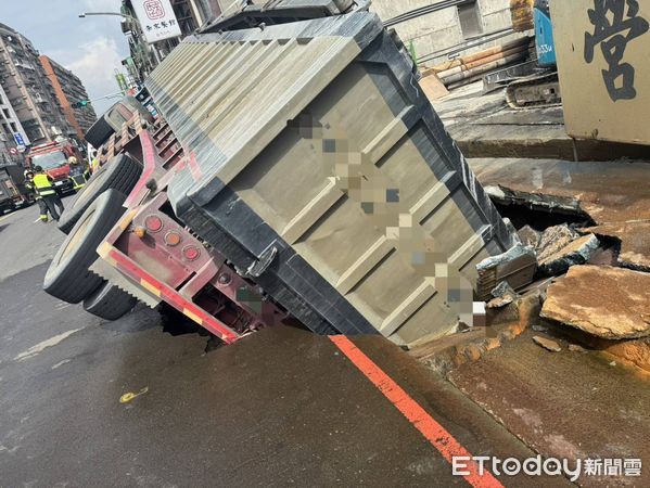 ▲新北市三重區龍門路發生路面下陷事件。（圖／記者陳以昇翻攝，下同）