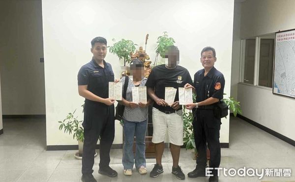 ▲藍清輝所長將善款交給林男。（圖／記者陳崑福翻攝）