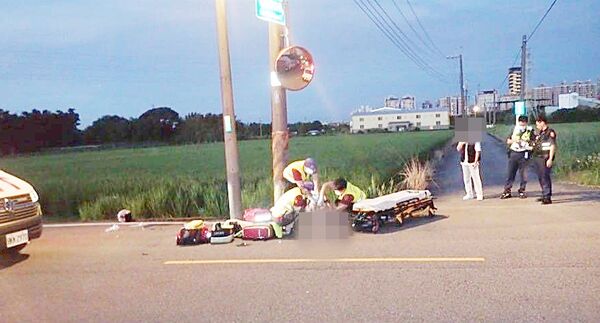 ▲桃園市八德區竹園街18日晚間發生機車疑超車不當，自撞電線桿重大事故，釀成騎士與後座乘客2人傷重事故，警消在現場處理。（圖／八德警方提供）