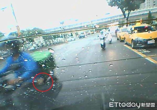 ▲▼外送員一度辯稱45張千元鈔不是他的，直到警方還原，驚覺是他掉的。（圖／民眾提供，下同）