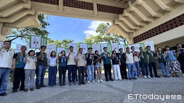 ▲▼民進黨高雄市黨公職與罷免志工攜手，正式宣布高雄挺花蓮、民主再出發的聲援行動。（圖／記者賴文萱攝）