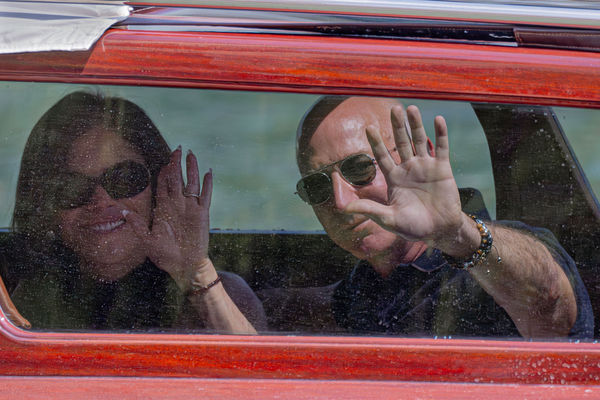 ▲▼ 亞馬遜創辦人貝佐斯（Jeff Bezos）與未婚妻桑切斯（Lauren Sanchez）25日抵達義大利威尼斯。（圖／達志影像／美聯社）