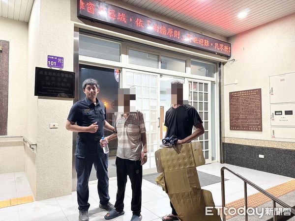 ▲里港警分局員警助李男返家。（圖／記者陳崑福翻攝）