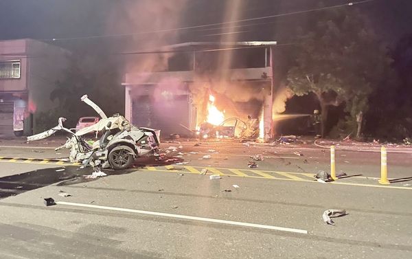 ▲桃園市李姓男子今天凌晨駕駛賓士車行經新屋區中山東路一段時，失控撞擊路旁住家後起火燃燒，轎車瞬間斷成兩截。（圖／楊梅警方提供）