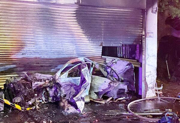 ▲賓士車撞及民宅起火燃燒被消防人員撲滅後，車身已燒成廢鐵。（圖／楊梅警方提供）