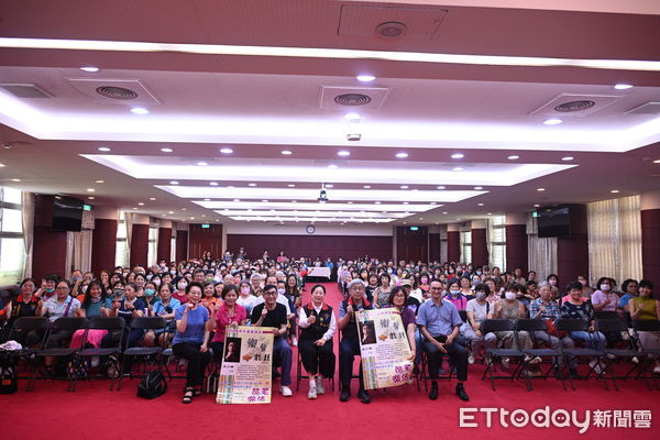 ▲▼宋少卿二十多年舞台經驗，展現說學逗唱功力，現場座無虛席，氣氛熱烈。（圖／花蓮縣政府提供，下同）