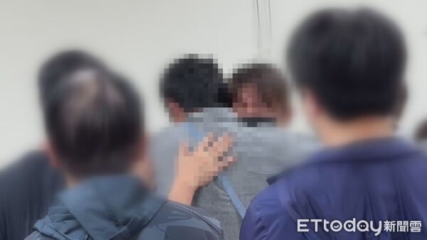 ▲▼ 20歲侯姓大學生昨日戲水時不幸溺斃，今日一早家屬與同學前往殯儀館相驗遺體 。（圖／記者林東良翻攝）