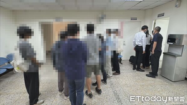 ▲▼ 20歲侯姓大學生昨日戲水時不幸溺斃，今日一早家屬與同學前往殯儀館相驗遺體 。（圖／記者林東良翻攝）