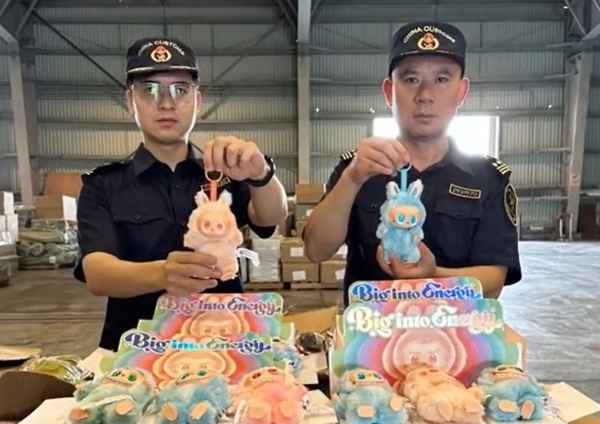 ▲中國海關無奈抓盜版Labubu。（圖／翻攝自微博）