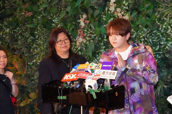 ▲▼姜濤有問必答，坦承當時跨越欄杆看海邊夕陽，起身一陣頭暈掉下海。（圖／CFP）