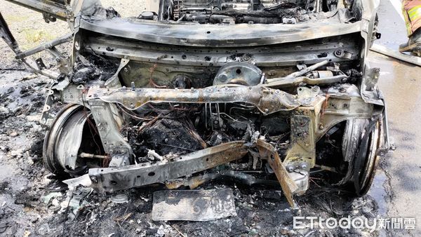 ▲▼賓士撞樹起火燃燒變廢鐵。（圖／記者陸運陞翻攝）