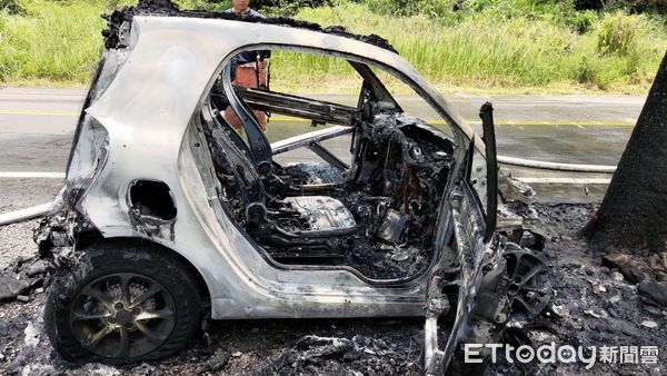 ▲▼賓士撞樹起火燃燒變廢鐵。（圖／記者陸運陞翻攝）