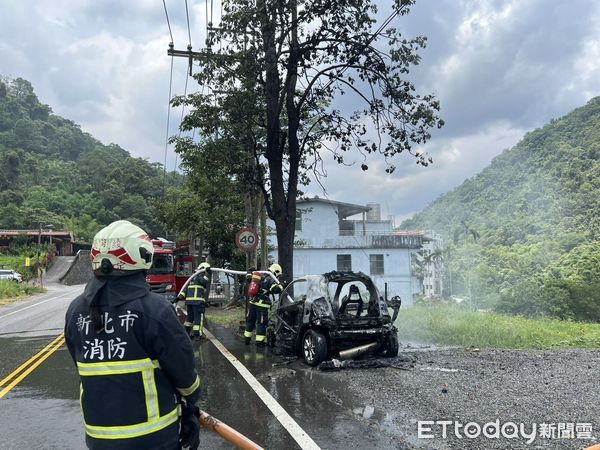▲▼賓士撞樹起火燃燒變廢鐵。（圖／記者陸運陞翻攝）