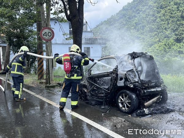 ▲▼賓士撞樹起火燃燒變廢鐵。（圖／記者陸運陞翻攝）