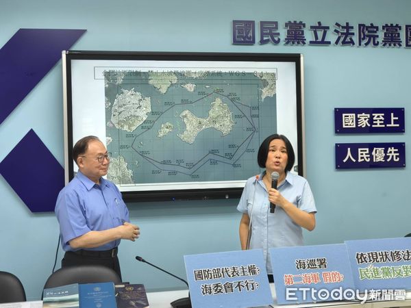 ▲▼    國民黨團召開「竹篙凑菜刀!  大惡罷 大抺紅!國安修法 不容亂扯!」記者會，副書記長陳玉珍、立委陳永康出席。     。（圖／記者崔至雲攝）