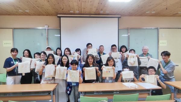 ▲▼晚間舉行「型染首座」活動，運用色彩印台與鏤空圖樣，將繽紛圖案壓印在帆布袋上，創作出獨一無二的紀念作品。（圖／馬偕醫院提供）