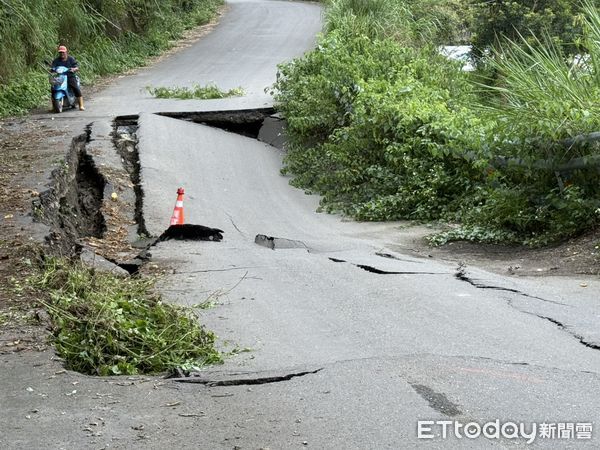 ▲▼花82線0K+500處因連受豪雨侵襲，造成道路土石滑落致道路完全阻斷。（圖／富里鄉公所提供，下同）