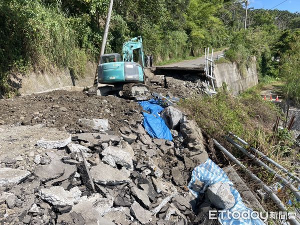▲▼花82線0K+500處因連受豪雨侵襲，造成道路土石滑落致道路完全阻斷。（圖／富里鄉公所提供，下同）