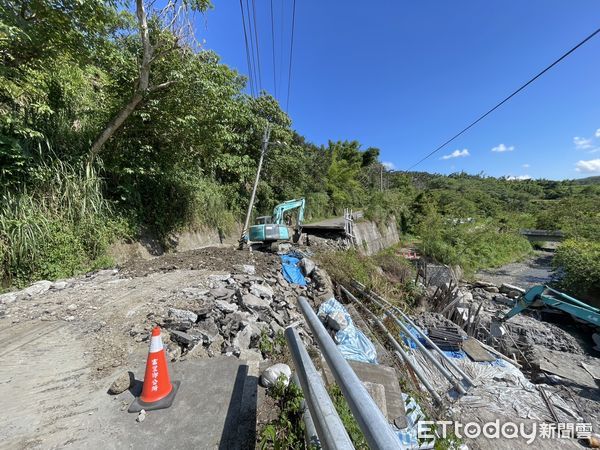 ▲▼花82線0K+500處因連受豪雨侵襲，造成道路土石滑落致道路完全阻斷。（圖／富里鄉公所提供，下同）