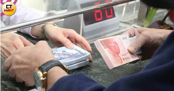 有網友收到銀行通知，才驚覺自己的帳戶已被列為「警示戶」或「特殊交易戶」。（示意圖／焦正德攝）