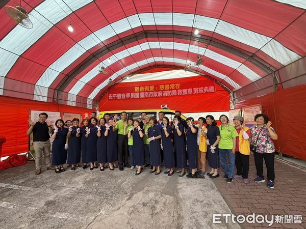 ▲台南市長黃偉哲代表市府接受安平觀音亭顏東賢主委代表捐贈救護車，感謝宗教界長期關懷地方、推動公益。（記者林東良攝，下同）