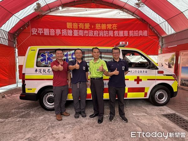 ▲台南市長黃偉哲代表市府接受安平觀音亭顏東賢主委代表捐贈救護車，感謝宗教界長期關懷地方、推動公益。（記者林東良攝，下同）