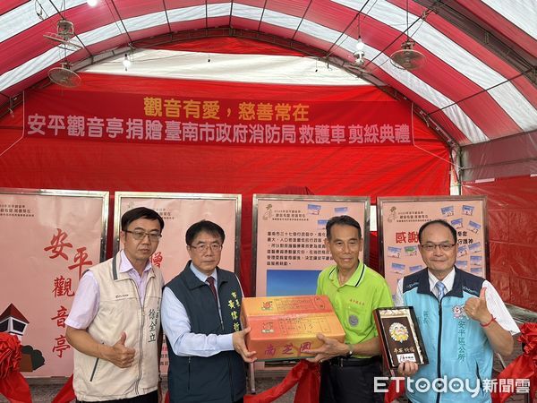▲台南市長黃偉哲代表市府接受安平觀音亭顏東賢主委代表捐贈救護車，感謝宗教界長期關懷地方、推動公益。（記者林東良攝，下同）