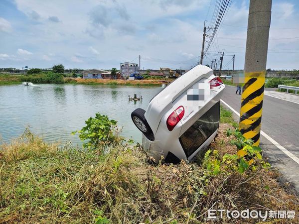 ▲▼             嘉義一輛轎車衝進魚塭，女駕駛命危搶救中。（圖／民眾提供，下同）