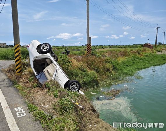 ▲▼             嘉義一輛轎車衝進魚塭，女駕駛命危搶救中。（圖／民眾提供，下同）