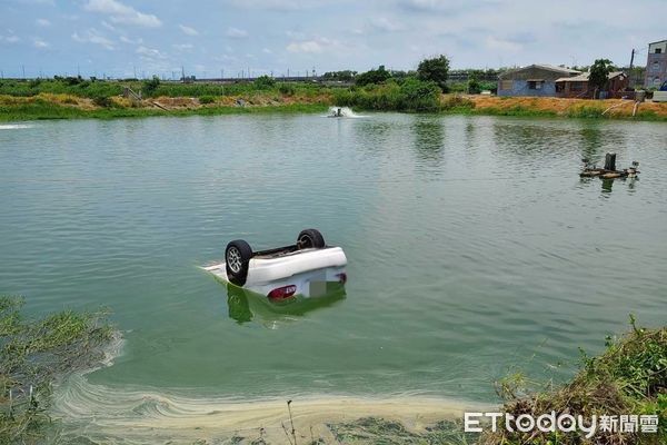 ▲▼ 嘉義一輛轎車衝進魚塭，女駕駛命危搶救中。（圖／民眾提供，下同）