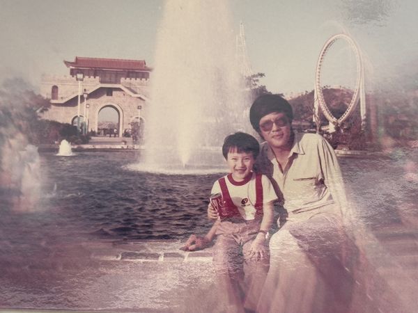 ▲錢毅與父親在廣州的合照。（圖／年代提供）