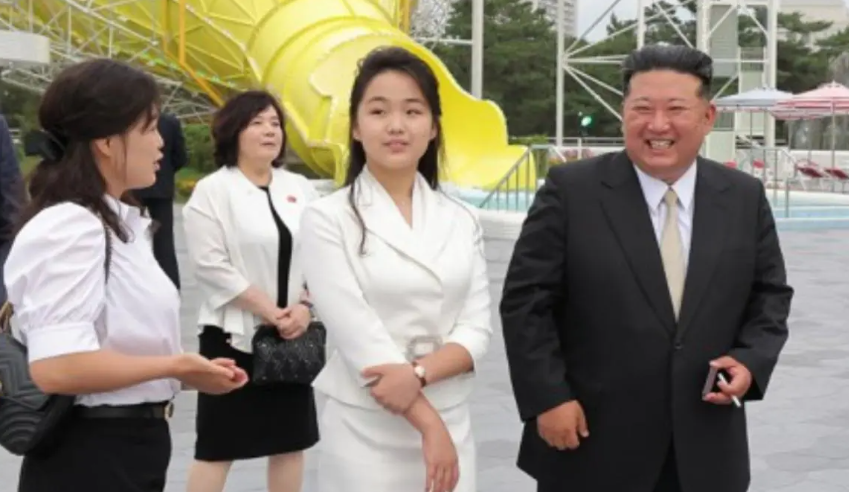 ▲▼金正恩與妻女一同亮相，其中女兒金主愛手上的鑽錶引發南韓媒體討論。（圖／朝中社）