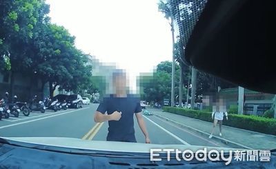 雲林情侶吵架!男友突衝路中央攔車 敲打引擎蓋挑釁「來撞我」