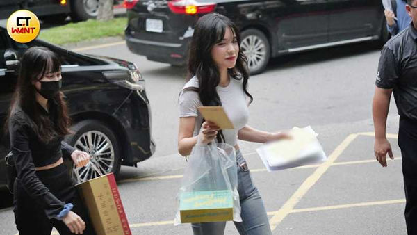 娛樂報報／李多慧拖病體敬業應援　撐笑容親切會粉絲