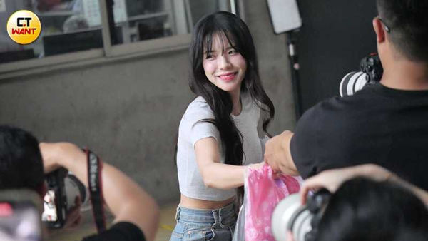 娛樂報報／李多慧拖病體敬業應援　撐笑容親切會粉絲