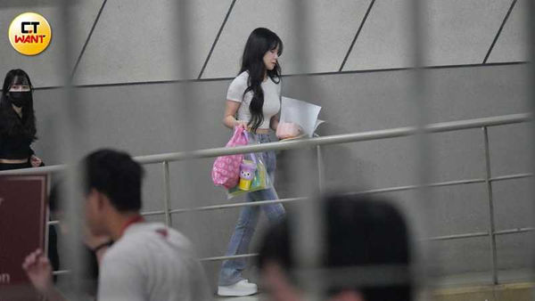 娛樂報報／李多慧拖病體敬業應援　撐笑容親切會粉絲