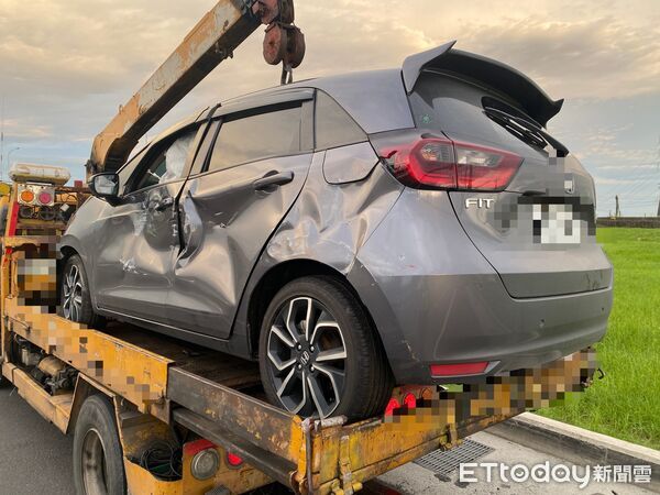 ▲國道1號仁德段18日發生大貨車擦撞自小客車事故，王姓駕駛輕傷送醫，警方初判為變換車道不當所致。（記者林東良翻攝）