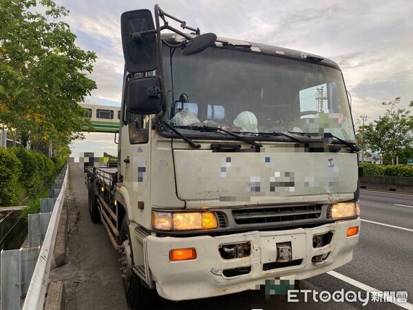 ▲國道1號仁德段18日發生大貨車擦撞自小客車事故，王姓駕駛輕傷送醫，警方初判為變換車道不當所致。（記者林東良翻攝）