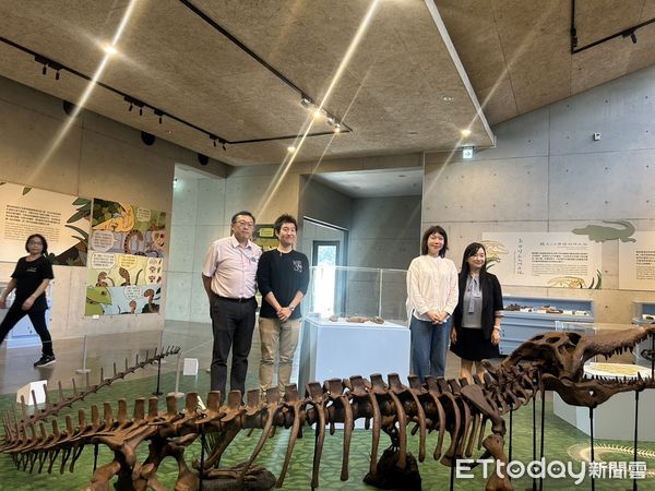 ▲台南左鎮化石園區推出暑期特展「遠古爬爬走」，首度展出全台最大7公尺台灣豐玉姬鱷骨架，震撼全場。（記者林東良翻攝）