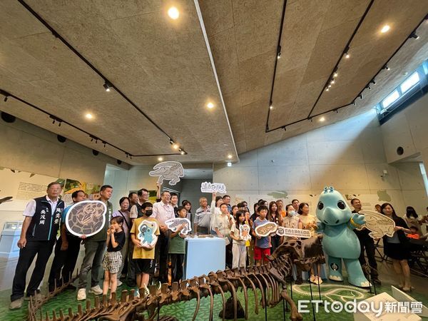 ▲台南左鎮化石園區推出暑期特展「遠古爬爬走」，首度展出全台最大7公尺台灣豐玉姬鱷骨架，震撼全場。（記者林東良翻攝）