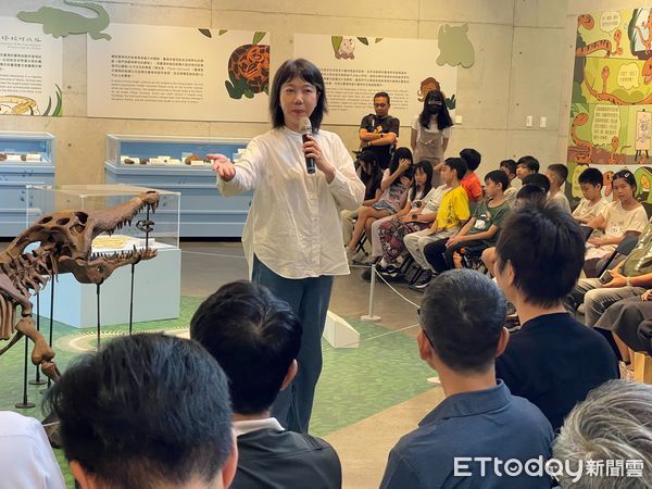 ▲台南左鎮化石園區推出暑期特展「遠古爬爬走」，首度展出全台最大7公尺台灣豐玉姬鱷骨架，震撼全場。（記者林東良翻攝）