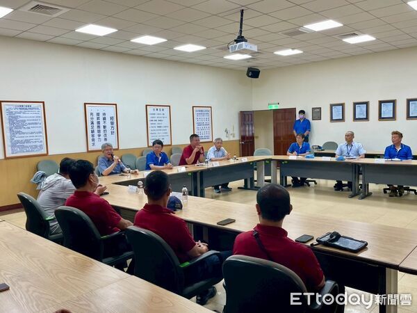 ▲台南市第七大隊於大億交通公司舉辦企業義消授旗儀式，現場氣氛莊重，象徵企業自防能量正式啟動。（記者林東良翻攝）